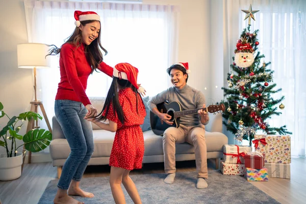 Asyalı sevimli aile ferdi evde birlikte Noel şarkısı söylemekten zevk alır. Küçük kızım Noel 'i kutlayacağı için mutlu ve heyecanlı hissediyor. Şükran Günü partisi, anne babasıyla birlikte..