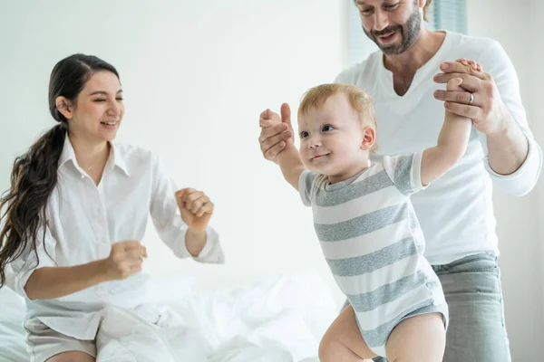 Biali Kochający Rodzice Bawią Się Małym Chłopcem Łóżku Sypialni Szczęśliwa — Zdjęcie stockowe