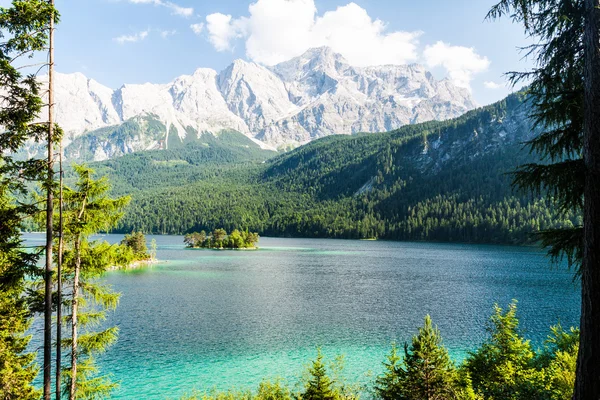 Eibsee op de voorgrond de Alpen — Stockfoto