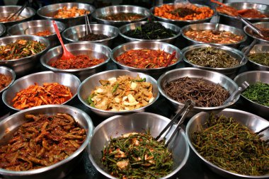 kimchi Koreli traditonal gıda pazarında kase