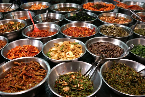 Tigelas de kimchi em um mercado alimentar tradicional coreano — Fotografia de Stock