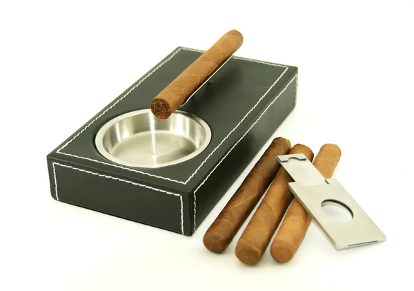 Cigar ashtray, cigar cutter och cigarrer — Stockfoto