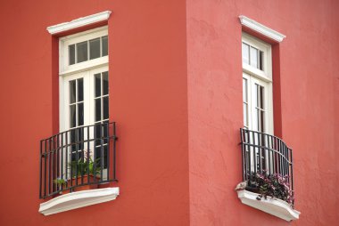 Beyaz windows. Kırmızı sıva yapı