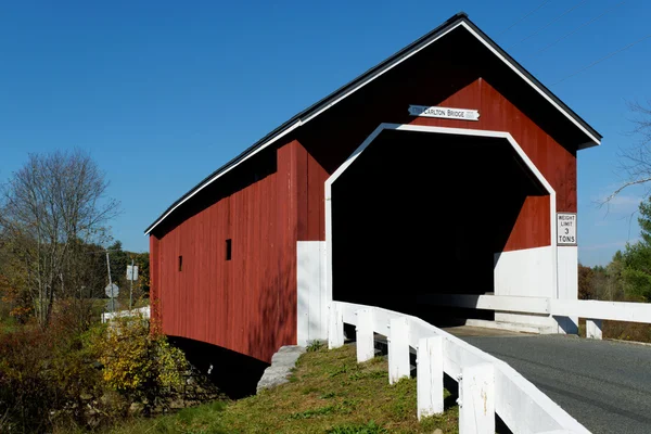 Die mit Karton überdachte Brücke — Stockfoto