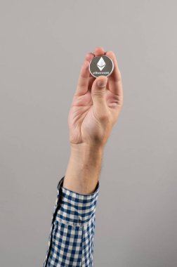 Ethereum kripto para birimi fiyatı arttı. Ethereum 'un gümüş sikkesini tutan adama yaklaş. Dijital Para