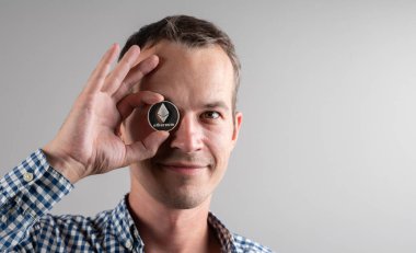 Adamın elinde Ethereum kripto para birimi var.. 