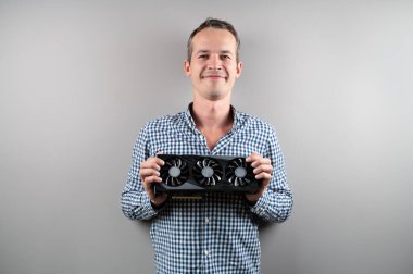 Elinde grafik kartı var. Yazı için yer 