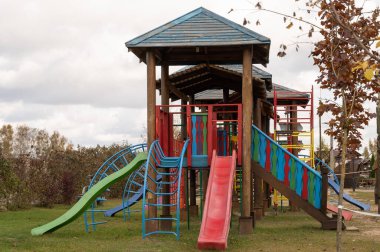 Salıncaklı çocuk parkı, çeviklik ekipmanları, kaydırma ve meydan okuma ağı