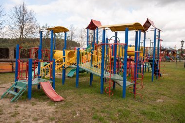 Spor ve eğlence için boş çocuk parkı. Çocuklar kayar, merdivenler, engelli parkur 