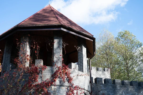 Casa senhorial de tijolo cinzento com torre. Casa de pedra velha — Fotografia de Stock