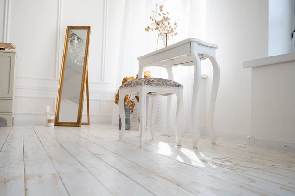 Interno luminoso con specchio e tavolo boudoir o make up table. Interno minimalista della camera da letto o del soggiorno — Foto Stock