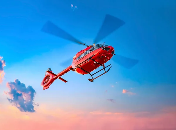 Havada kırmızı renkli helikopter var. Hava sağlık hizmeti, hava ulaşımı, hava ambulansı, hızlı şehir ulaşımı veya helikopter turları temalı harika bir fotoğraf.. 