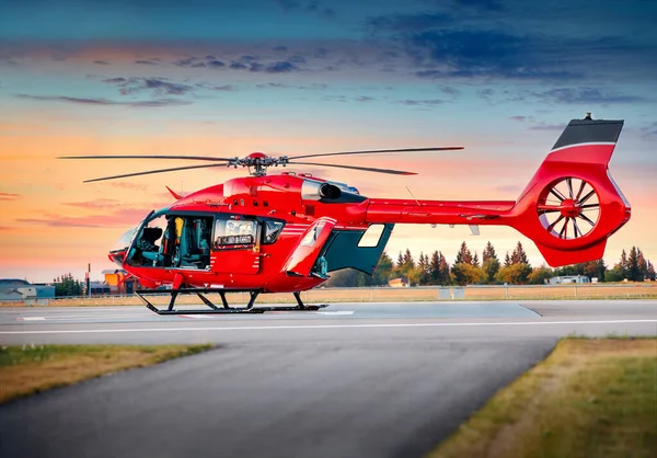 Kırmızı renkli helikopter. Hava sağlık hizmeti, hava ulaşımı, hava ambulansı, hızlı şehir ulaşımı veya helikopter turları temalı harika bir fotoğraf.. 