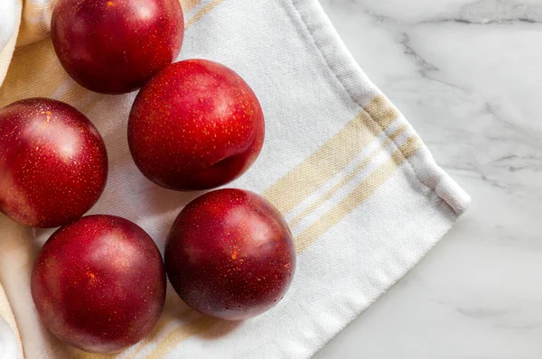 Plumcot. Organik meyveler. Vejetaryen. Sağlıklı vejetaryen diyeti. Tesisat, erikle kayısı karışımıdır. Organik olgun taze tesisatçılar. Tatlı ve sulu meyveler. Tarif kitapları, blog yazıları veya diğer ihtiyaçlar için resim ideal.
