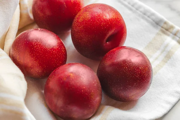 Plumcot. Organik meyveler. Vejetaryen. Sağlıklı vejetaryen diyeti. Tesisat, erikle kayısı karışımıdır. Organik olgun taze tesisatçılar. Tatlı ve sulu meyveler. Tarif kitapları, blog yazıları veya diğer ihtiyaçlar için resim ideal.
