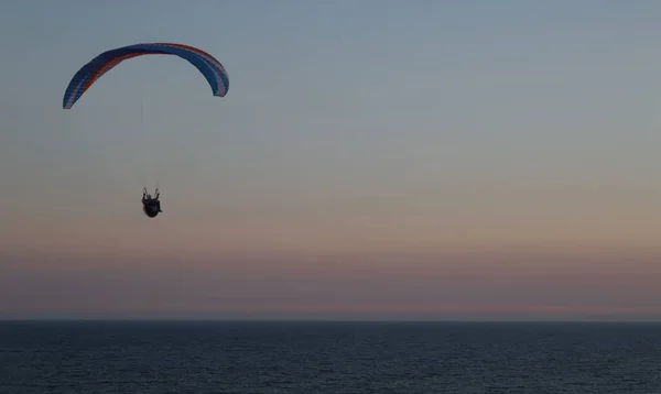 Silhouette Paraglider Flying Waters Baltic Sea Making Use Ridge Lift — Stok fotoğraf