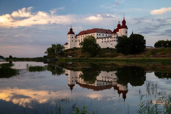 Lacko Kalesi 'nin akşam görüntüsü aynada yansıyor Vanern Gölü' nün suyu gibi, Lidkoping, İsveç