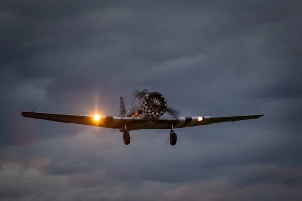 DALA JAERNA, SWEDEN - 12 Ağustos 2018: İsveç Hava Kuvvetleri Tarihi Uçuş T-6 Ekibi 'nin Kuzey Amerika T-6' Teksaslısı Flygfesten 2018 'e vardı.