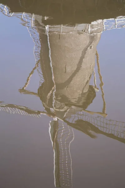 Gouda Limanı, Gouda, Hollanda 'nın sularındaki Kızıl Aslan yel değirmeninin yansıması.