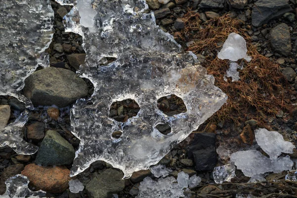 Kısmen erimiş, tuhaf şekilli buz tabakası..
