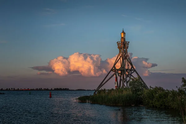 Eski Hoorn Liman Feneri. Gün batımından kısa bir süre sonra. Arka planda aydınlık bir bulut var..