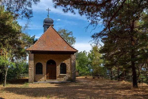 Sıcak öğleden sonra ışığında Wetterkreuzberg Şapeli. Maikammer, Rhineland-Palatinate, Almanya.