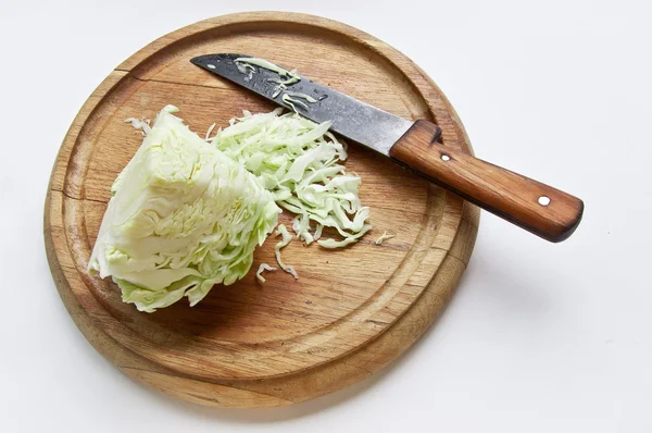 Coltello e cavolo tritato su un tagliere — Foto Stock