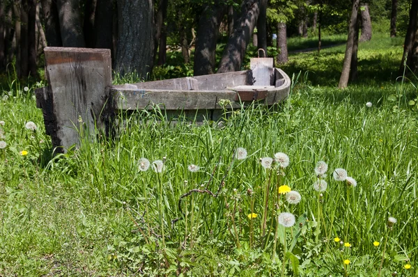 Old wooden boat on the grass — Stock Photo, Image