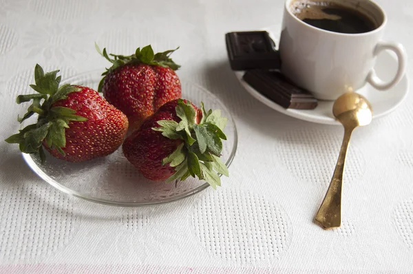 Stroberi, coklat dan secangkir kopi di pagi hari — Stok Foto