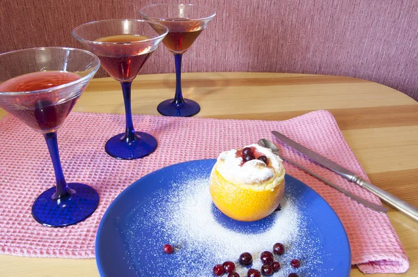 Dessert orange avec goudron et trois verres de vin — Photo