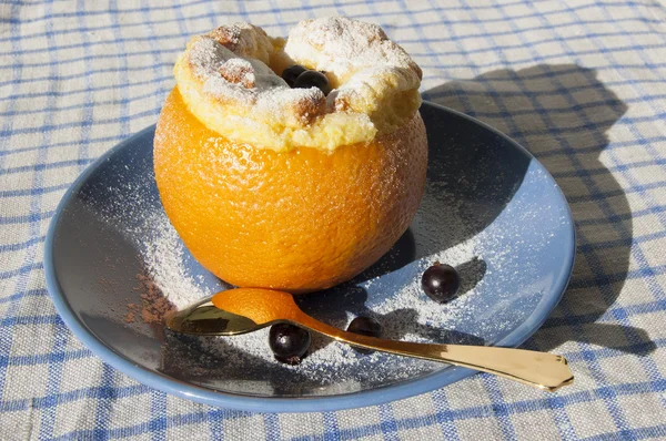 Oranje dessert en gouden theelepel — Stockfoto
