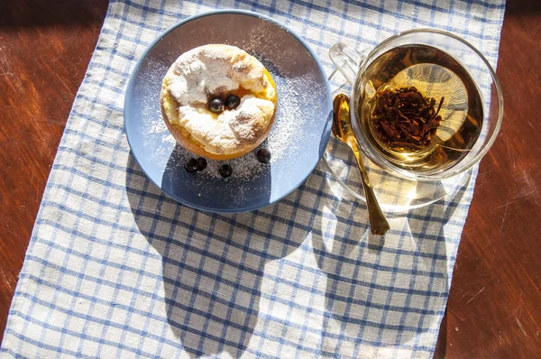 Postre de naranja y tapa de té con cucharadita de oro — Foto de Stock