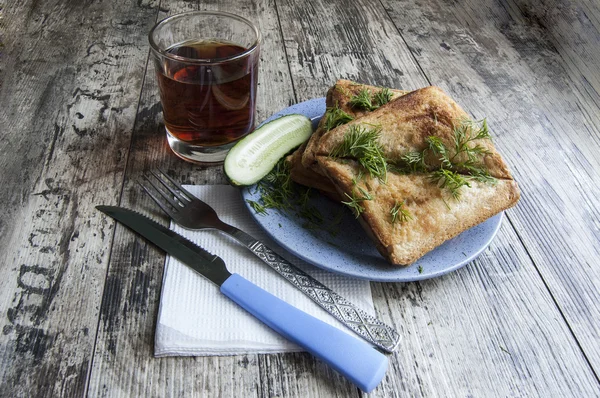 수평 스냅숏 파란색 접시에 몇 가지 샌드위치. — 스톡 사진