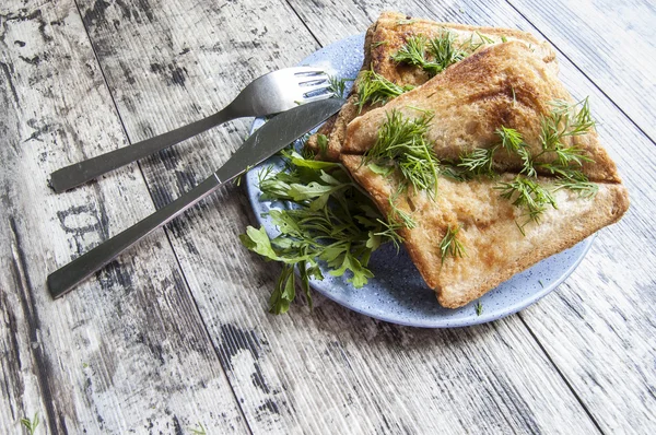 Sommige broodjes op de blauwe plaat op de oude houten tafel. — Stockfoto