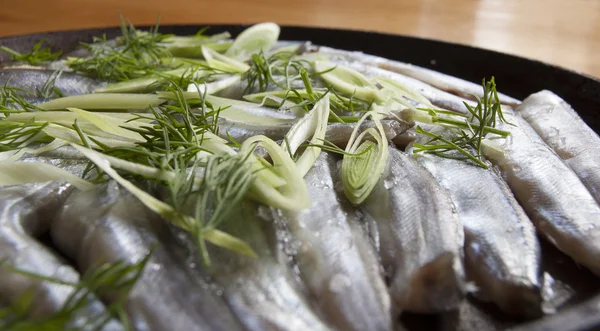 新鲜的鱼连洋葱对旧煎锅 — 图库照片
