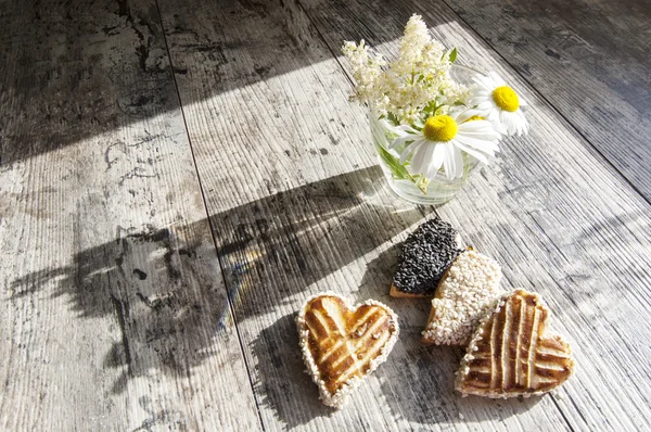 Biscotti a forma di cuore sul tavolo — Foto Stock