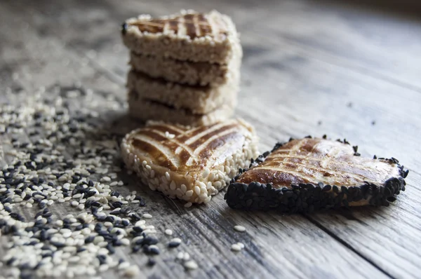 Cookies met zwarte en witte seasam op de tafel — Stockfoto