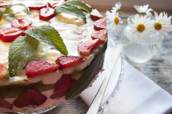 Strawberry cake with a bouquet of daisies — Stock Photo, Image