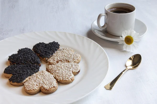 Cookies voor de bruiloft met een kopje koffie — Stockfoto