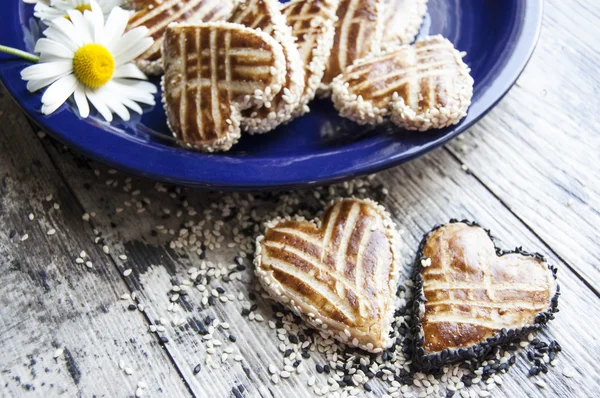 Biscuits en forme de cœur sur la plaque bleue. Gros plan — Photo