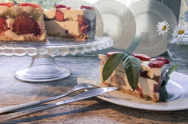 Pastel de fresa y rebanada de pastel en el plato blanco —  Fotos de Stock