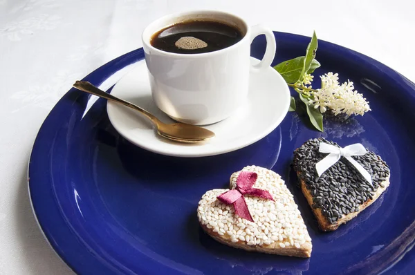 Kue pernikahan dengan secangkir kopi dengan bunga yang indah — Stok Foto