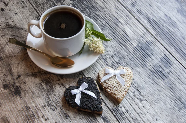 Due biscotti nuziali con sesamo bianco sul vecchio tavolo . — Foto Stock