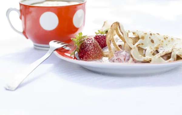 Pancakes with strawberries and sour cream — Stock Photo, Image