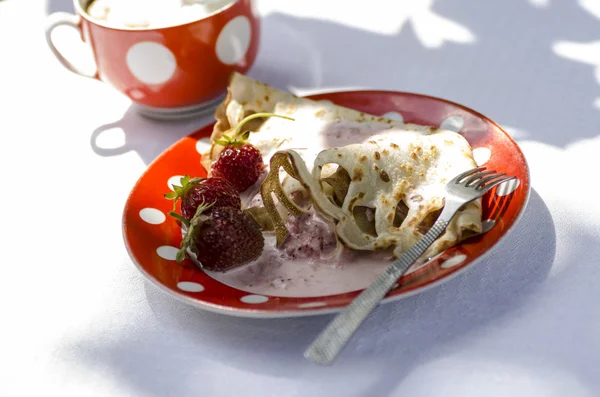 Crêpes aux fraises sur assiette à pois — Photo