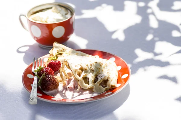 イチゴと一杯のコーヒーのパンケーキ — ストック写真