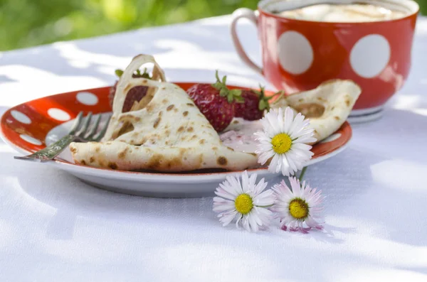 Frittelle con fragole e tre margherite — Foto Stock