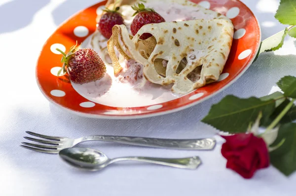 Crêpes aux fraises et crème sure trois marguerites — Photo