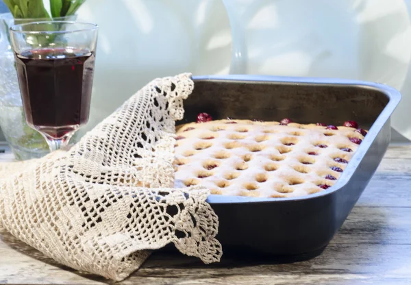 Domowej roboty ciasto wiśniowe z kieliszek wina — Zdjęcie stockowe