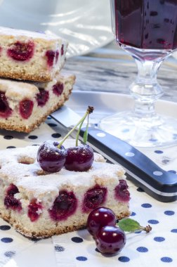 Kirazlı turta'nın barlar cam suyu ve bıçak ile